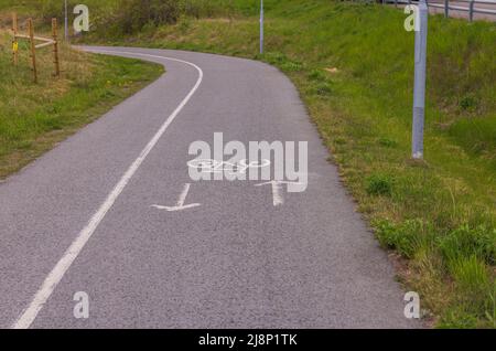 Vista dei contrassegni di trasporto dedicati sul marciapiede per il movimento dei ciclisti. Svezia. Foto Stock