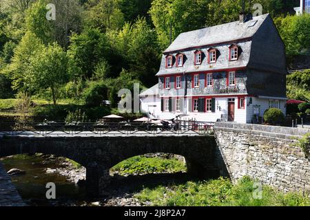 Café Thelen con ponte sul fiume Ruhr a Monschau, Germania Foto Stock