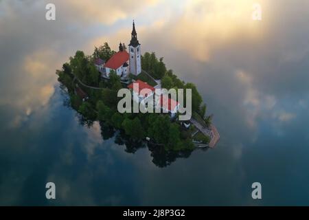 Lago di Bled in una bella mattinata di primavera con nebbia e nubi basse all'alba. Il Lago di Bled si trova in Slovenia, vicino alle Alpi Giulie. Foto Stock