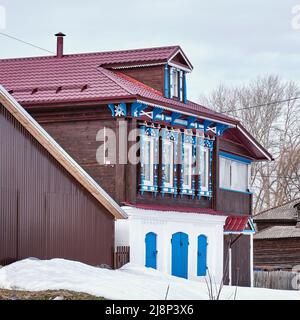 Tipica casa mercantile in Russia, costruita nel 19th ° secolo, con decorazioni in legno intagliato, architravi Foto Stock