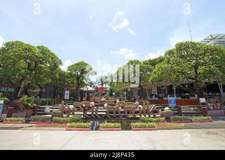 Vista di Jalan Pantai Kuta o di Kuta Beach Road e del Beachwalk Shopping Center a Kuta Bali nel 2022 durante la pandemia con poche persone. Foto Stock