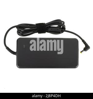 adattatore di alimentazione per un computer portatile, accessorio per un computer portatile, ricambio per un computer, su sfondo bianco Foto Stock