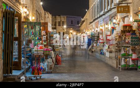 Doha, Qatar- Maggio 05,2022: Qatar tradizionale mercato souq waqif di notte. Una delle principali destinazioni turistiche in qatar. Foto Stock