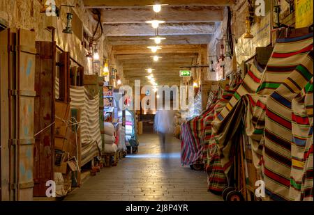 Doha, Qatar- Maggio 05,2022: Qatar tradizionale mercato souq waqif di notte. Una delle principali destinazioni turistiche in qatar. Foto Stock
