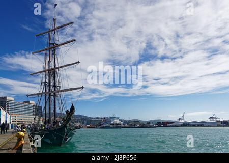 Wellington Harbour/Aotearoa/New Zealand - 5 dicembre 2015: The Spirit of New Zealand è una barca a vela barquentina a tre alberi e scafo in acciaio Foto Stock