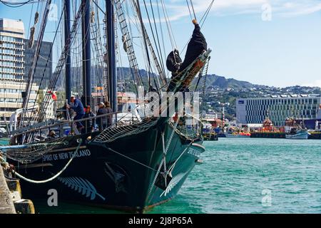 Wellington Harbour/Aotearoa/New Zealand - 5 dicembre 2015: The Spirit of New Zealand è una barca a vela barquentina a tre alberi e scafo in acciaio Foto Stock