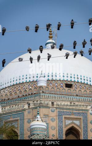 Il santuario è considerato il primo esempio di architettura Tughluq ed è uno dei santuari più impressionanti del subcontinente indiano. Foto Stock