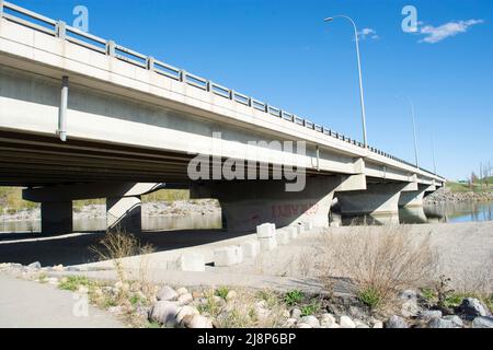 Vista ad angolo basso sotto il ponte di sorpasso - struttura in cemento. Foto Stock