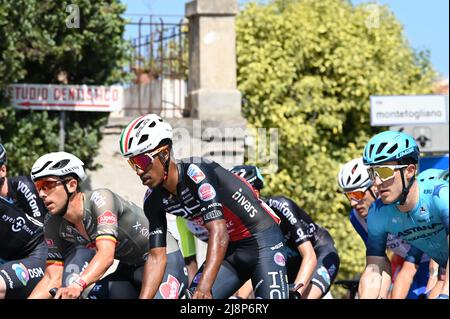 Jesi, Jesi, Italia, 17 maggio 2022, Sorpassa il gruppo durante la tappa 10 - Pescara - Jesi - giro d'Italia Foto Stock