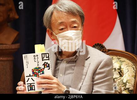 Tokyo, Giappone. 17th maggio 2022. L'ex giornalista NHK Akira Ikegami partecipa a un party per celebrare la pubblicazione della versione giapponese dell'autobiografia di Erno Rubik presso l'ambasciata ungherese in Giappone a Tokyo martedì 17 maggio 2022. L'architetto ungherese Erno Rubik ha sviluppato un puzzle meccanico cubico "Rubik's Cube" nel 1974. Credit: Yoshio Tsunoda/AFLO/Alamy Live News Foto Stock