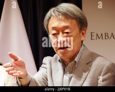 Tokyo, Giappone. 17th maggio 2022. L'ex giornalista NHK Akira Ikegami partecipa a un party per celebrare la pubblicazione della versione giapponese dell'autobiografia di Erno Rubik presso l'ambasciata ungherese in Giappone a Tokyo martedì 17 maggio 2022. L'architetto ungherese Erno Rubik ha sviluppato un puzzle meccanico cubico "Rubik's Cube" nel 1974. Credit: Yoshio Tsunoda/AFLO/Alamy Live News Foto Stock