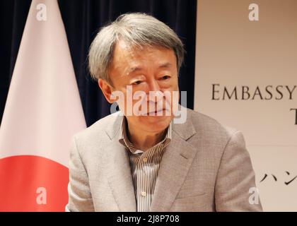 Tokyo, Giappone. 17th maggio 2022. L'ex giornalista NHK Akira Ikegami partecipa a un party per celebrare la pubblicazione della versione giapponese dell'autobiografia di Erno Rubik presso l'ambasciata ungherese in Giappone a Tokyo martedì 17 maggio 2022. L'architetto ungherese Erno Rubik ha sviluppato un puzzle meccanico cubico "Rubik's Cube" nel 1974. Credit: Yoshio Tsunoda/AFLO/Alamy Live News Foto Stock