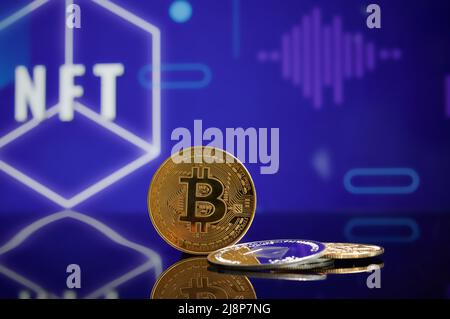 Bitcoin Ethereum criptovaluta monete su stack NFT token criptovaluta blockchain mercato in background. Concetto di Cryptoart Foto Stock