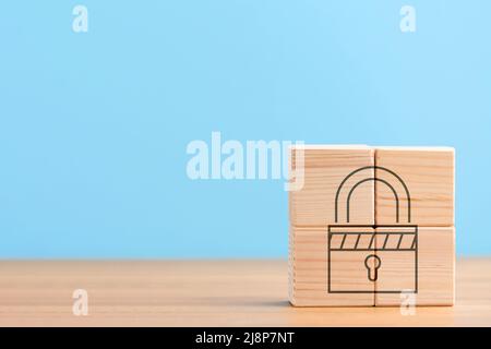 Cubi di legno su sfondo blu con l'icona di sicurezza di sicurezza di protezione seo, concetto Foto Stock