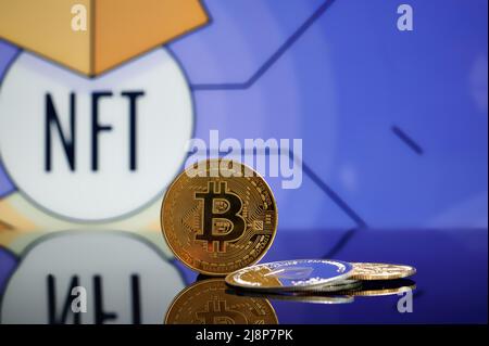 NFT Bitcoin Ethereum criptovaluta monete su stack token criptovaluta blockchain. Concetto di Cryptoart Foto Stock
