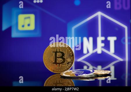 NFT Bitcoin Ethereum criptovaluta monete su stack token criptovaluta blockchain. Concetto di Cryptoart Foto Stock