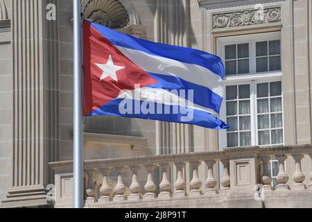 Una bandiera cubana è vista all'Ambasciata della Repubblica di Cuba a Washington DC. Gli Stati Uniti hanno deciso di non includere Cuba dal prossimo IX Summit of the Americas, che si terrà dal 6 al 10 giugno 2022 a Los Angeles. Foto Stock