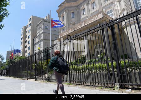 Una donna cammina presso l'Ambasciata della Repubblica di Cuba a Washington DC. Gli Stati Uniti hanno deciso di non includere Cuba dal prossimo IX Summit of the Americas, che si terrà dal 6 al 10 giugno 2022 a Los Angeles. Foto Stock
