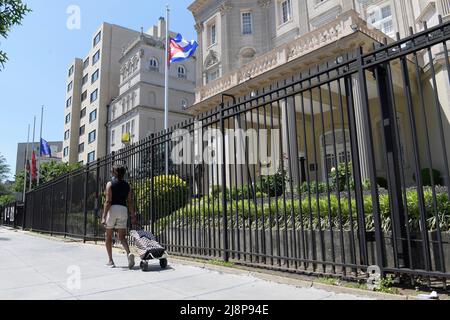 Una donna cammina presso l'Ambasciata della Repubblica di Cuba a Washington DC. Gli Stati Uniti hanno deciso di non includere Cuba dal prossimo IX Summit of the Americas, che si terrà dal 6 al 10 giugno 2022 a Los Angeles. Foto Stock