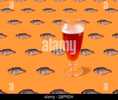 un bicchiere di birra e pesce secco Foto Stock