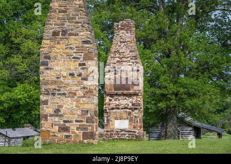 Camini di pietra dal luogo dell'ufficio dei adjutants, occupato da Jefferson Davis dal 1833-1835, a Fort Gibson Stockade in Fort Gibson, Oklahoma. Foto Stock