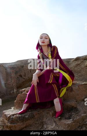 Ragazza Turkmen in abito rosa Foto Stock