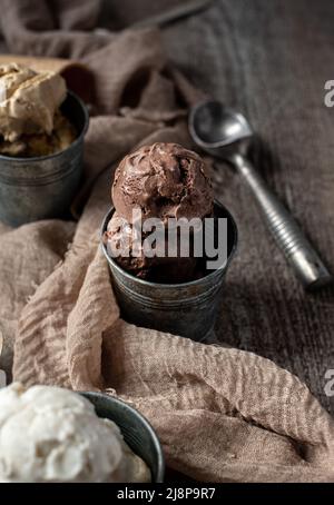 Cucchiai di vaniglia, cioccolato e gelato al caramello Foto Stock