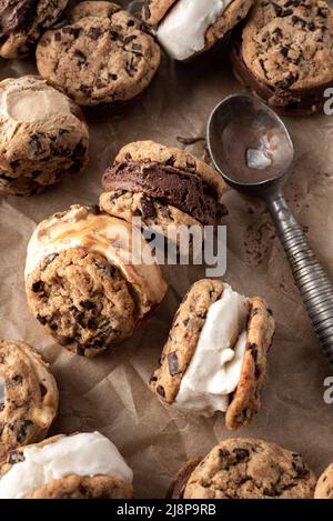 I sandwich con biscotti al gelato sono disordinati per l'estate Foto Stock