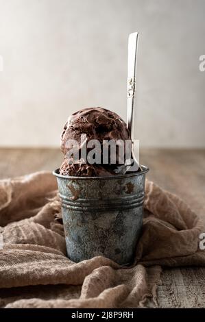 Una sola paletta di gelato al cioccolato in scatola d'annata Foto Stock