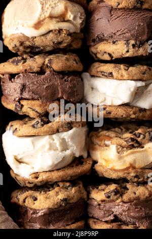 Primo piano di biscotti al cioccolato, alla vaniglia e al caramello Foto Stock