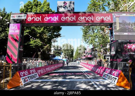 Jesi, Italia. 17th maggio 2022. Finish line durante la fase 10 - Pescara - Jesi, giro d'Italia in Jesi, Italy, May 17 2022 Credit: Independent Photo Agency/Alamy Live News Foto Stock