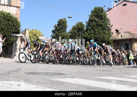 Jesi, Italia. 17th maggio 2022. Passaggio del gruppo durante la fase 10 - Pescara - Jesi, giro d'Italia in Jesi, Italy, May 17 2022 Credit: Independent Photo Agency/Alamy Live News Foto Stock