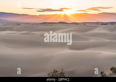 Sunrise sopra le dune di sabbia a Mesquite Flats nel Death Valley National Park all'alba Foto Stock