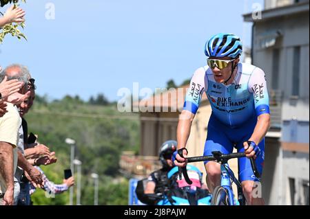 Jesi, Italia. 17th maggio 2022. Passaggio ciclista durante la fase 10 - Pescara - Jesi, giro d'Italia in Jesi, Italy, May 17 2022 Credit: Independent Photo Agency/Alamy Live News Foto Stock