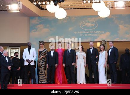 Cannes, Francia. 17th maggio 2022. I membri della giuria: Ladj Ly, Deepika Padukone, Asghar Farhadi, Vincent Lindon, Noomi Rapace, Joachim Trier, Jasmine Trinca e Jeff Nichols sui gradini rossi alla cerimonia di apertura e Final Cut (Coupéz!) Proiezione di gala per il Festival del Cinema di Cannes 75th a Cannes, Francia. Credit: Doreen Kennedy/Alamy Live News. Foto Stock