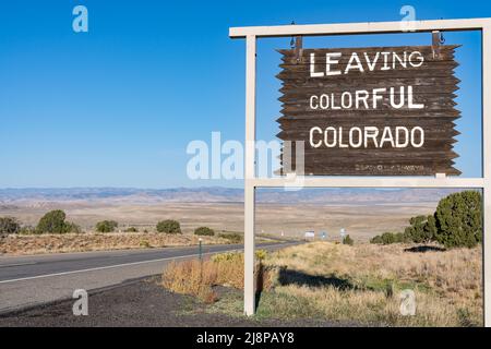 Lasciando Colorado segno colorato lungo l'autostrada al confine di stato Foto Stock