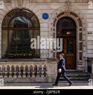 English Heritage Blue Plaque per Eleanor 'nell' Gwynne, attrice e amante di Carlo II, al 80 Pall Mall, St James, Londra Foto Stock