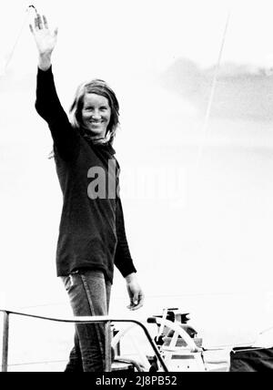 AJAXNETPHOTO. 8TH GIUGNO 1978. DARTMOUTH, INGHILTERRA. - CIRCUMNAVIGAZIONE MONOPOSTO - NAOMI JAMES (GBR) DI 29 ANNI ARRIVA A DARTMOUTH PER DIVENTARE LA PRIMA VELISTA SOLO DONNA A FARE UNA CIRCUMNAVIGAZIONE DI 10 MESI A BORDO DEL 58FT CUTTER EXPRESS CRUSADER FOTO : JONATHAN EASTLAND/AJAX REF:220605 91 Foto Stock