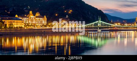 Ponte della libertà e bagno Gellert a Budapest di notte Foto Stock