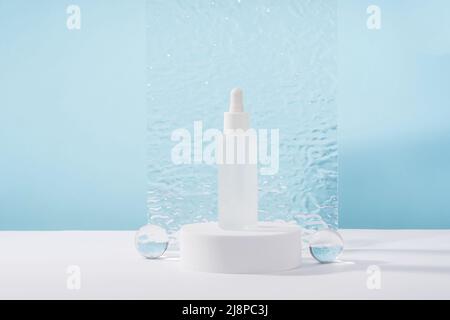 Mockup crema cosmetica senza marchio sul podio a piedistallo con eleganti puntine, sfere di vetro e piastra acrilica. Lozione, celatore o prodotto di bellezza bianco Foto Stock