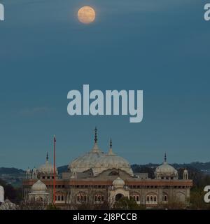 Il fotografo britannico DustyLens ha catturato questa immagine della Supermoon che si alza sopra il Gurdwara Sikh a Gravesend, Kent caratterizzato: Atmosphere dove: Gravesend, Kent, Regno Unito quando: 26 Apr 2021 credito: DustyLensUK/WENN Foto Stock