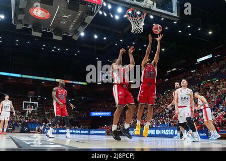 Milano, Italia. 17th maggio 2022. TELECAMERA DIGITALE OLYMPUS durante il playoff - AX Armani Exchange Milano vs Unahotels Reggio Emilia, Campionato Italiano di Basket a Serie a Milano, Maggio 17 2022 Credit: Independent Photo Agency/Alamy Live News Foto Stock