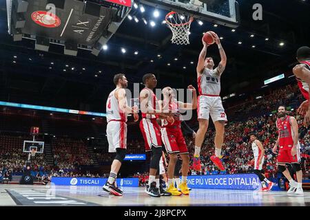 Milano, Italia. 17th maggio 2022. TELECAMERA DIGITALE OLYMPUS durante il playoff - AX Armani Exchange Milano vs Unahotels Reggio Emilia, Campionato Italiano di Basket a Serie a Milano, Maggio 17 2022 Credit: Independent Photo Agency/Alamy Live News Foto Stock