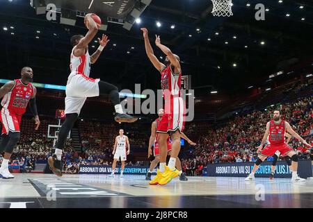 Milano, Italia. 17th maggio 2022. TELECAMERA DIGITALE OLYMPUS durante il playoff - AX Armani Exchange Milano vs Unahotels Reggio Emilia, Campionato Italiano di Basket a Serie a Milano, Maggio 17 2022 Credit: Independent Photo Agency/Alamy Live News Foto Stock