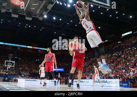 Milano, Italia. 17th maggio 2022. TELECAMERA DIGITALE OLYMPUS durante il playoff - AX Armani Exchange Milano vs Unahotels Reggio Emilia, Campionato Italiano di Basket a Serie a Milano, Maggio 17 2022 Credit: Independent Photo Agency/Alamy Live News Foto Stock