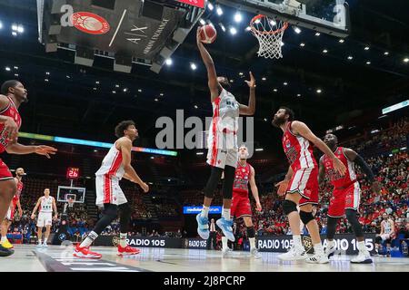 Milano, Italia. 17th maggio 2022. TELECAMERA DIGITALE OLYMPUS durante il playoff - AX Armani Exchange Milano vs Unahotels Reggio Emilia, Campionato Italiano di Basket a Serie a Milano, Maggio 17 2022 Credit: Independent Photo Agency/Alamy Live News Foto Stock