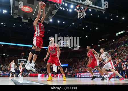 Milano, Italia. 17th maggio 2022. TELECAMERA DIGITALE OLYMPUS durante il playoff - AX Armani Exchange Milano vs Unahotels Reggio Emilia, Campionato Italiano di Basket a Serie a Milano, Maggio 17 2022 Credit: Independent Photo Agency/Alamy Live News Foto Stock