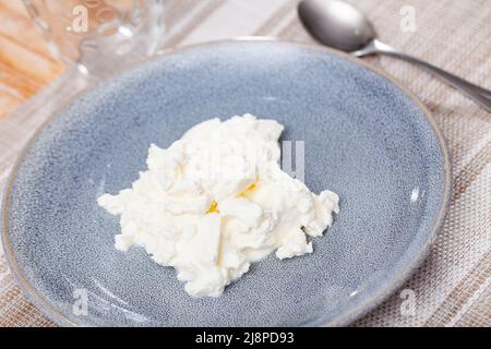 Formaggio di siero di latte bianco morbido a base di latte di pecora Foto Stock