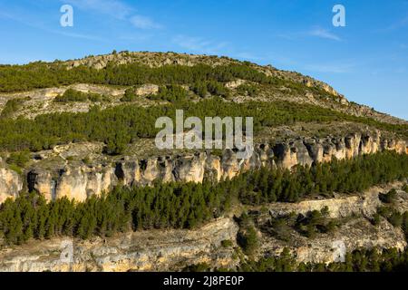 Vista panoramica di Serrania de Cuenca a una in Spagna. Sentieri escursionistici la Raya e El Escaleron in una Foto Stock