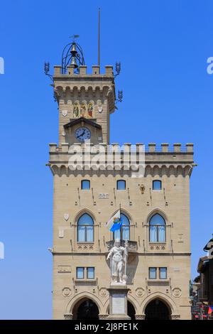 La Statua della libertà all'ingresso principale del Palazzo pubblico di San Marino Foto Stock